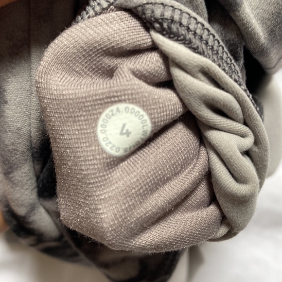 Lululemon 10” Align Shorts! - Picture 4 of 4